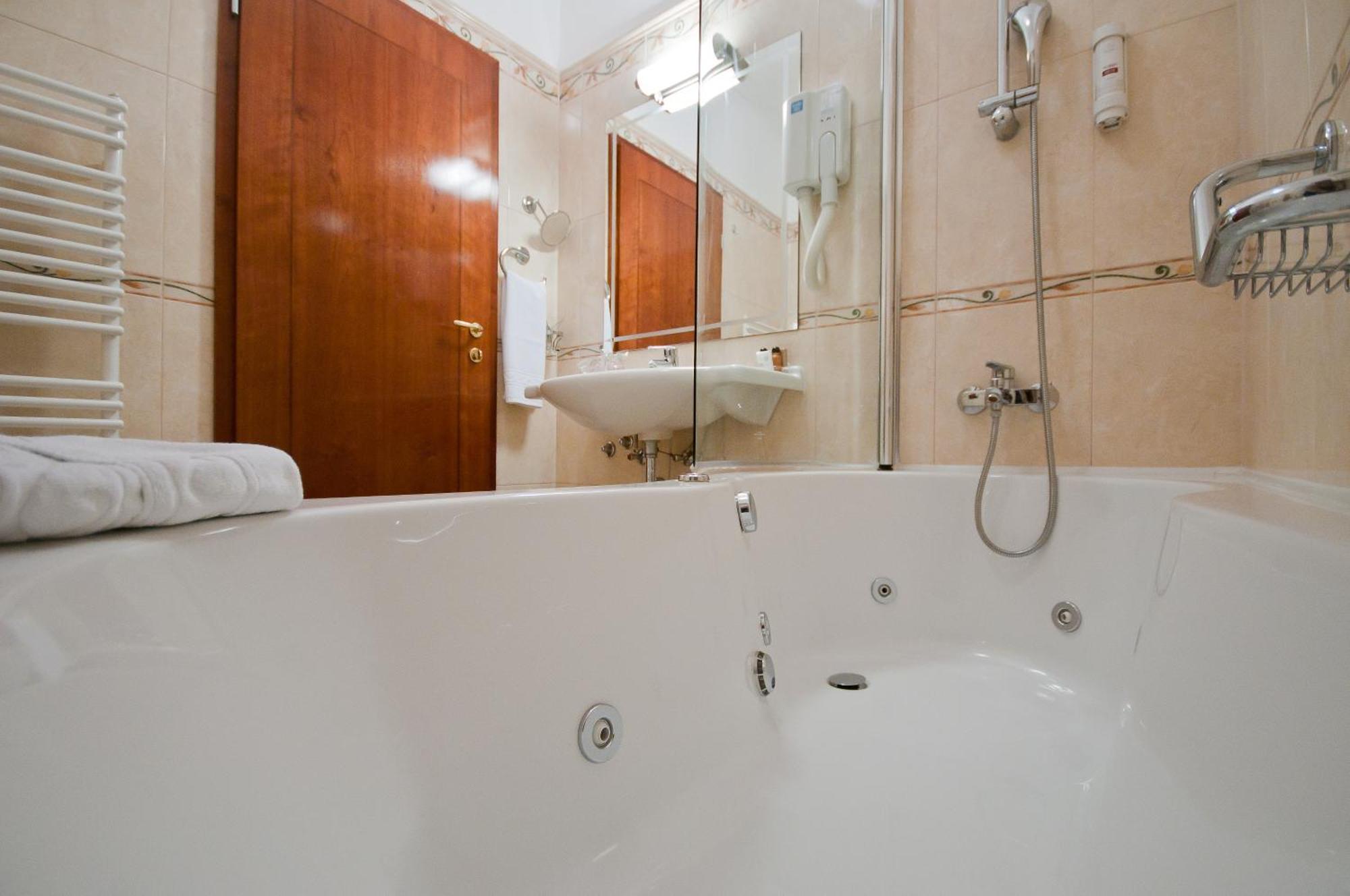 Hotel Waldinger Osijek Bagian luar foto